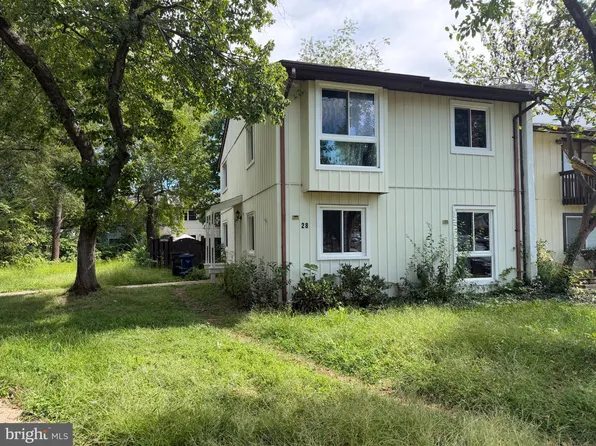 28 Howard Pl, Sterling, VA 20164
