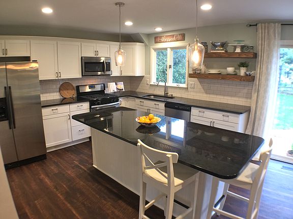 3rd image of 874 Bexley Dr