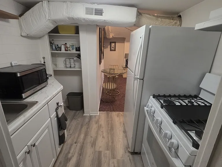 466 Derby Ave — Photo 10