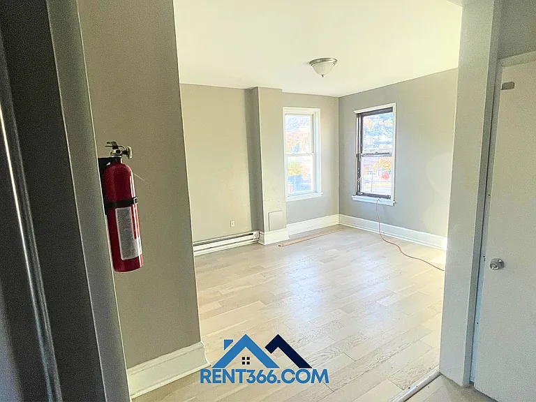 101 N George St — Photo 14