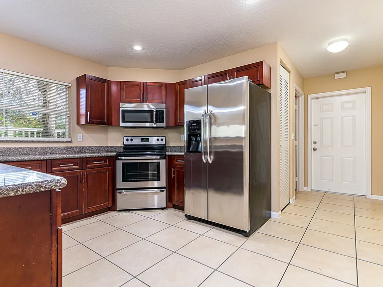 959 SW 15th St — Photo 3