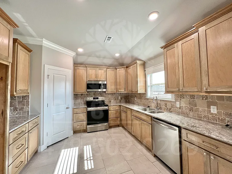 905 Jameson St — Photo 2