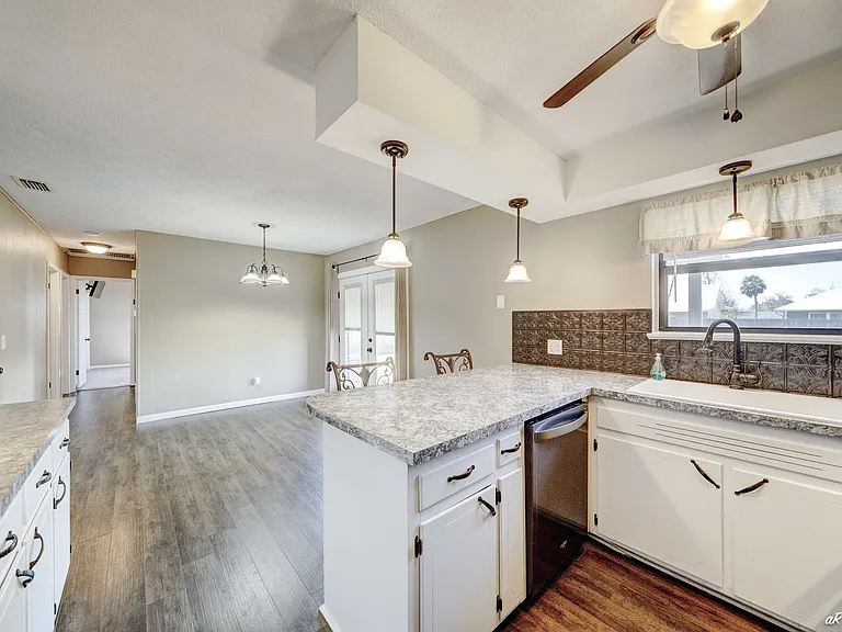 114 S Kimbrel Ave — Photo 8