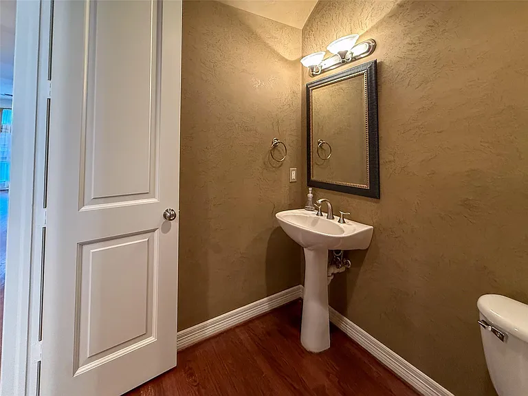 621 Hartman St — Photo 16