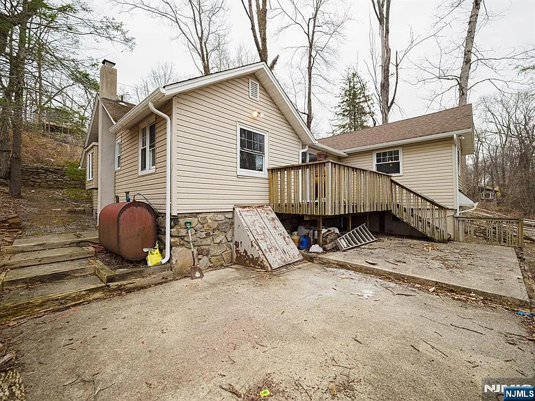 240 Acabonack Rd — Photo 9