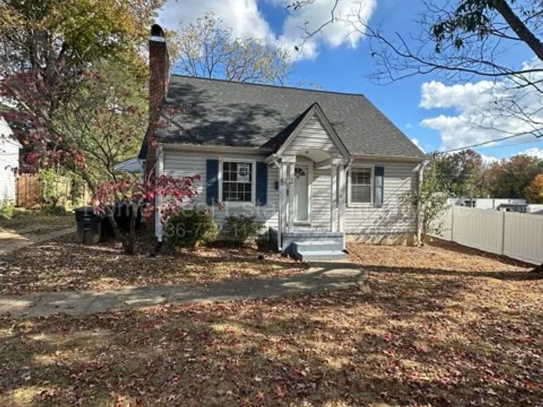 1009 Knollwood St — Photo 1