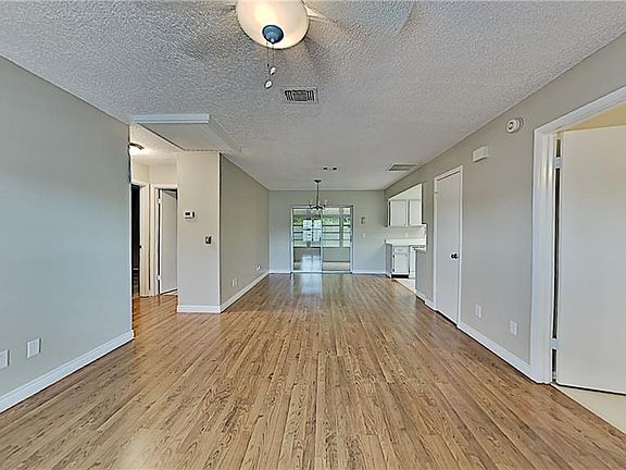 3rd image of 827 W Birchwood Cir