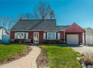 47 Silver Ln, Levittown, NY
