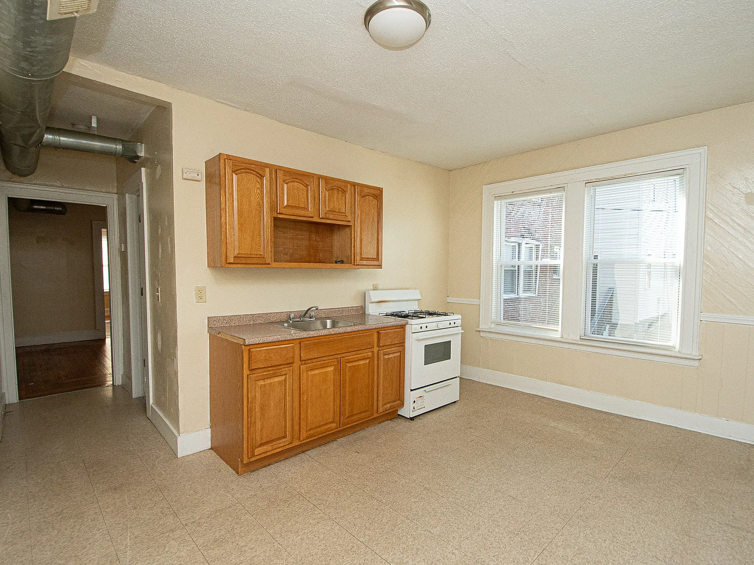 2 bed, 900 sqft, $1,400 — Photo 4