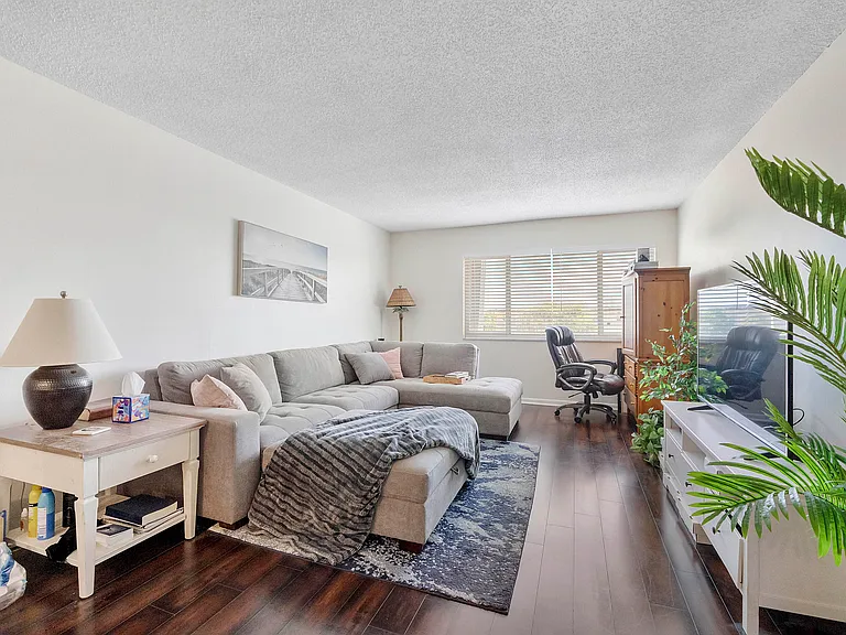 125 Shore Ct #304A — Photo 1