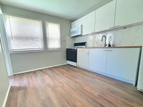 2225 Delton Ct, Westland, MI 48186