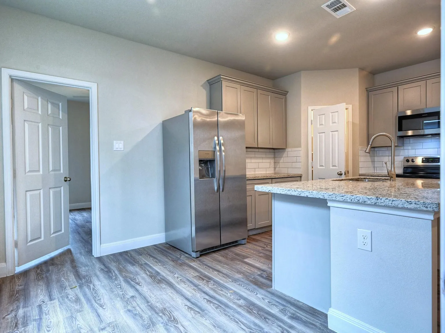2 bed, 2.0 bath, 958 sqft, $1,295 — Photo 2