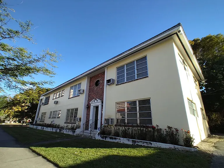 1000 E Ponce De Leon Blvd — Photo 6