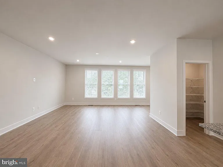 135 Heyford Dr — Photo 11