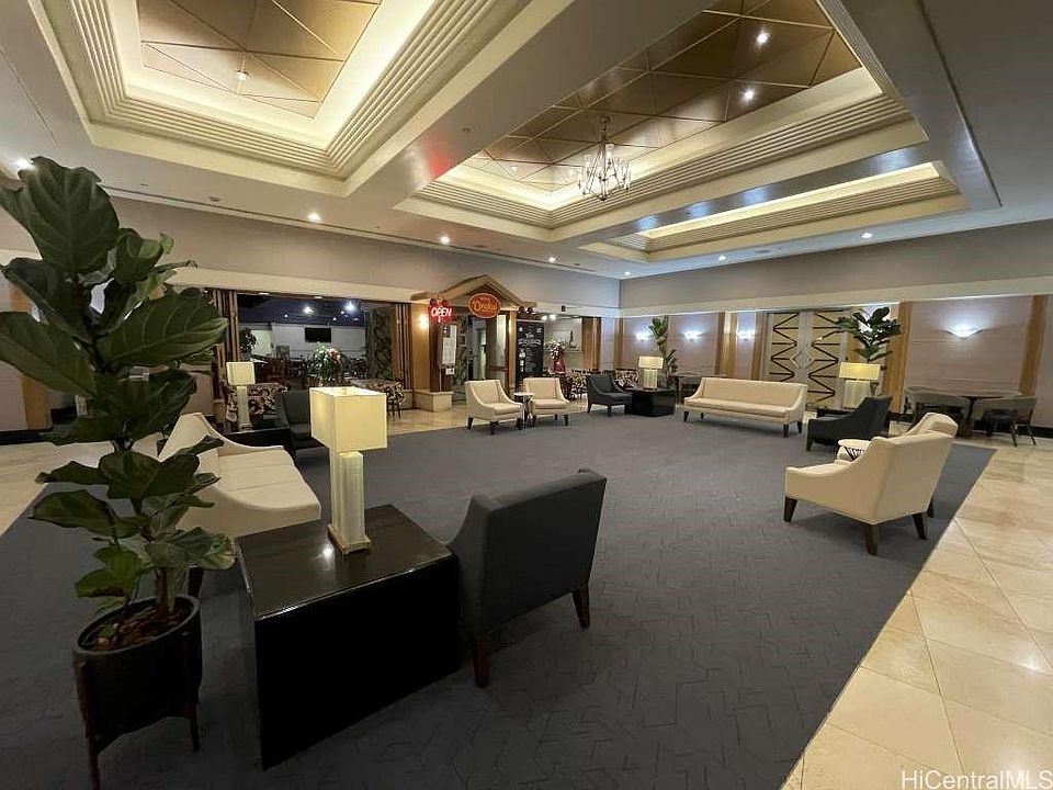 Executive Centre lobby boasts plenty of seating and lounging areas.