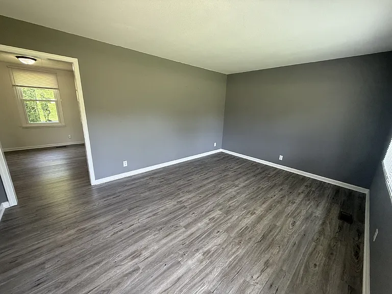 1318 Courtney Dr — Photo 3