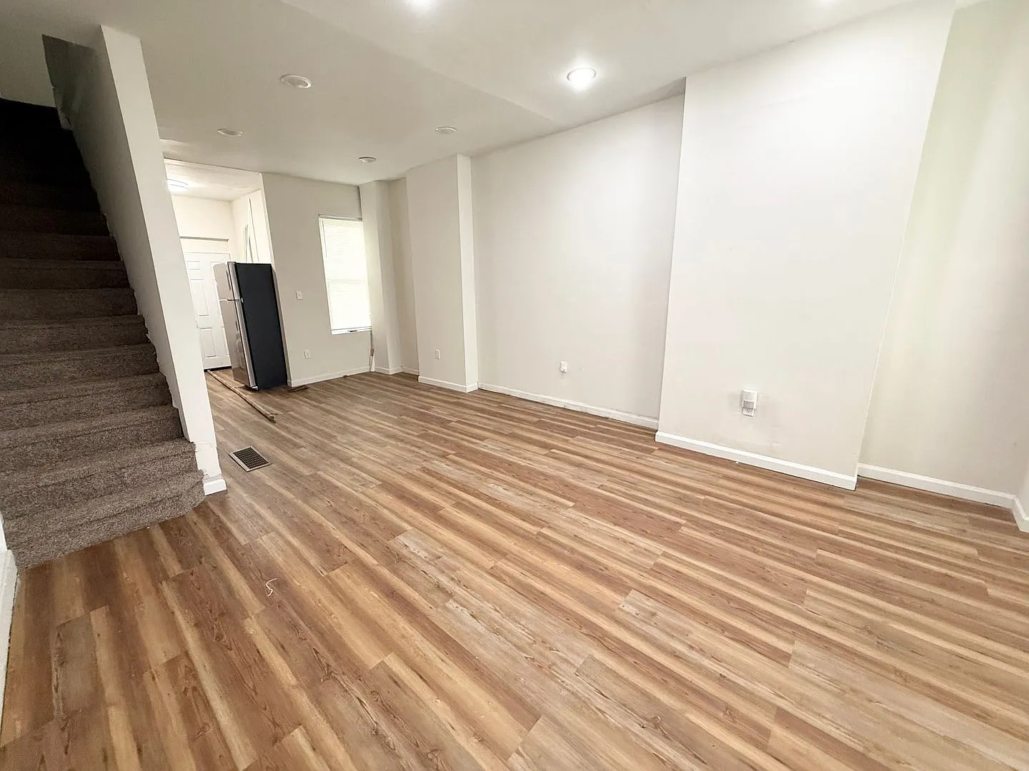Stunning 2-Bed Townhome Near Temple University! Available NOW! — Photo 2