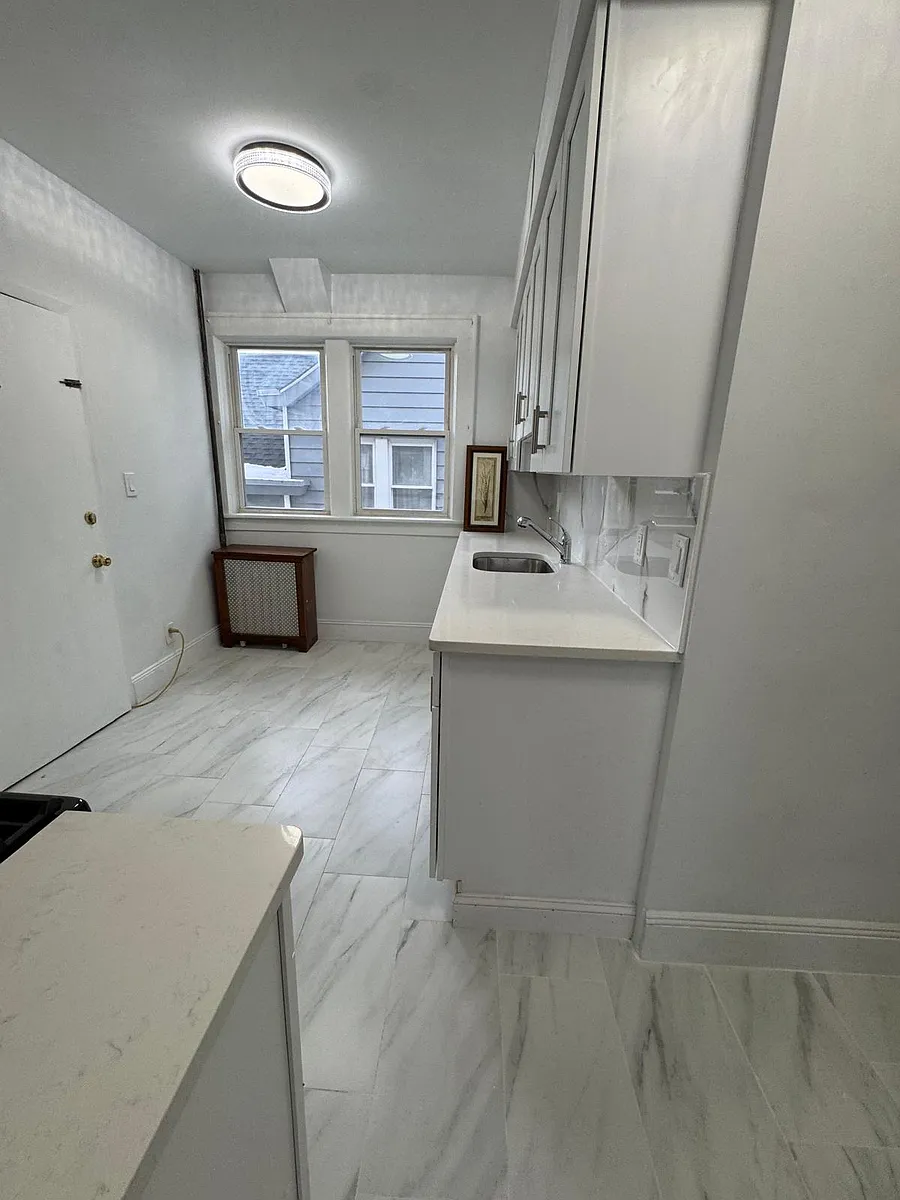 Building Photo - 334 Midland Ave #2