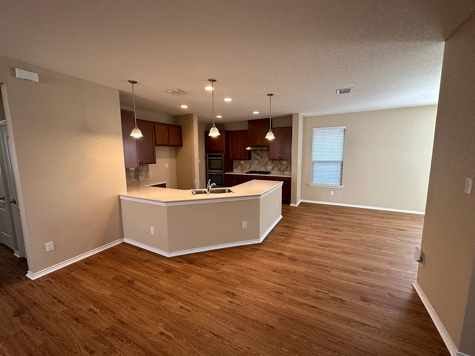 3 bed, 1676 sqft, $1,995 — Photo 2