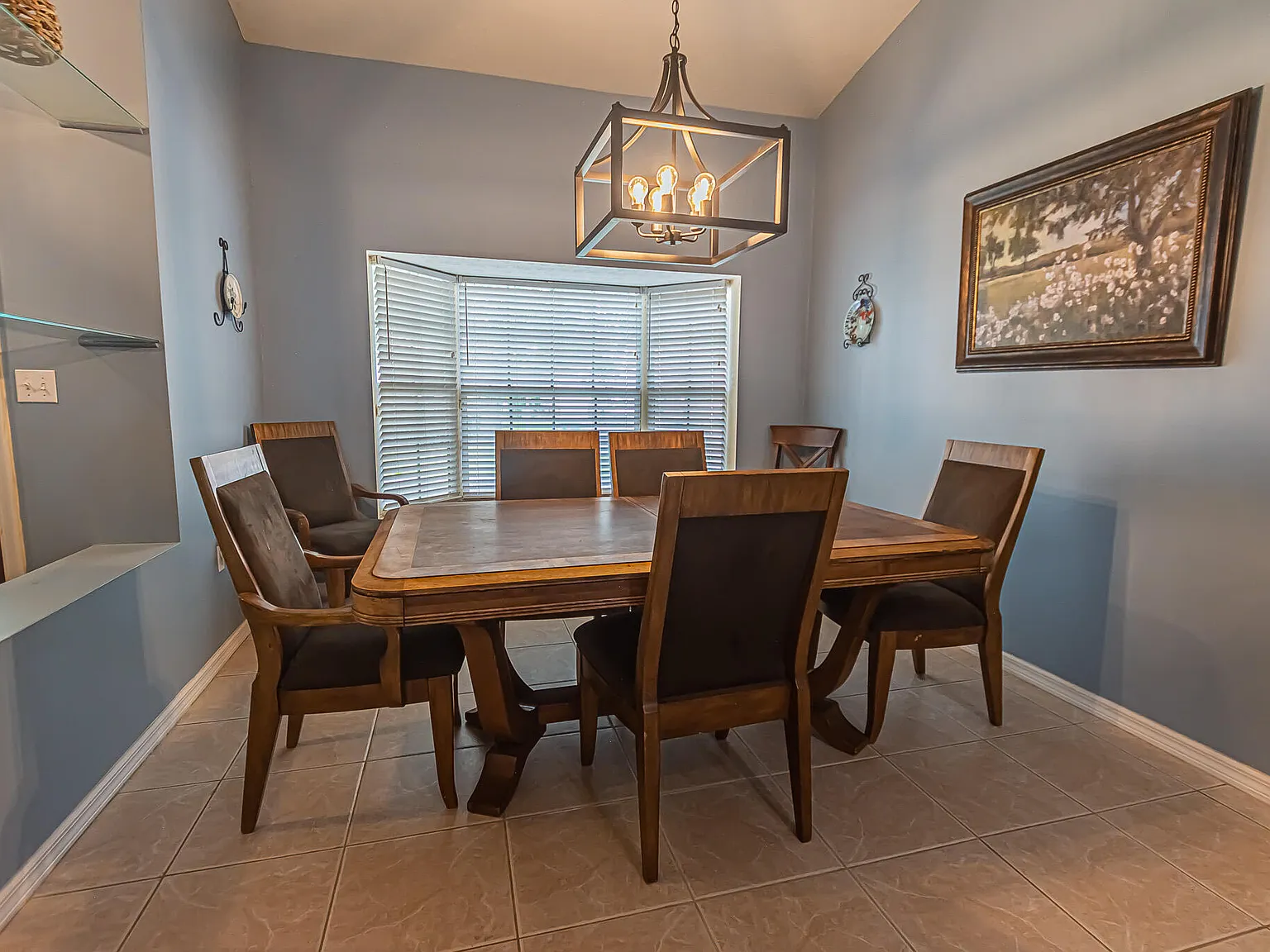 3 bed, 2.0 bath, 2347 sqft, $3,300 — Photo 3