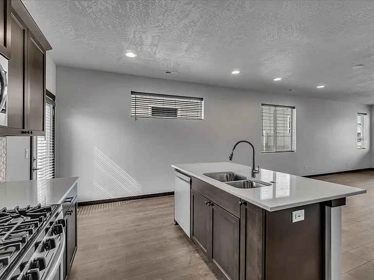 2905 N Corvus St — Photo 14