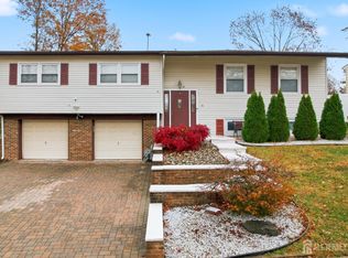 16 Hallo St, Edison, NJ 08837