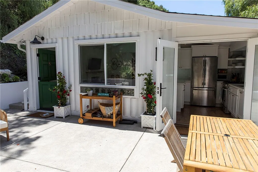 2 bed, 925 sqft, $5,995 — Photo 3