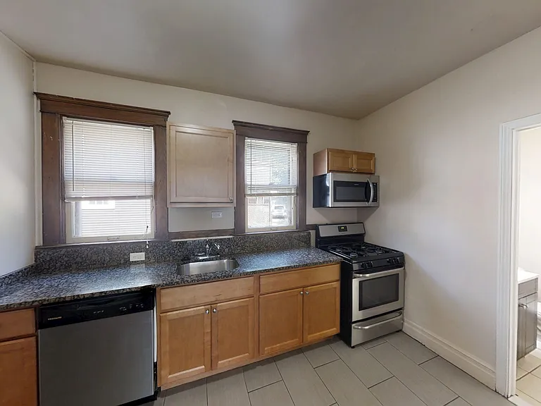 705 S Division St — Photo 3