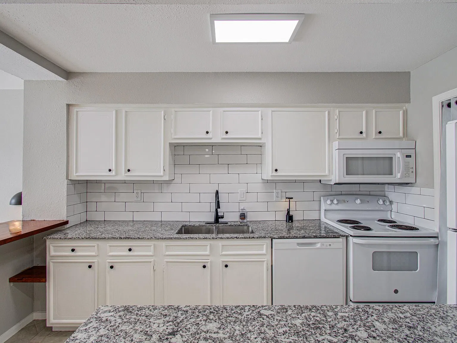 1 bed, 1.0 bath, 792 sqft, $1,300 — Photo 2