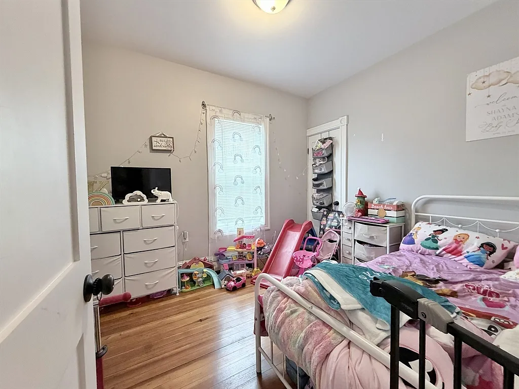 3 bed, 1.0 bath, 1100 sqft, $3,100 — Photo 4