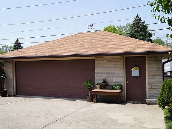 2.5 car garage with epoxy floor