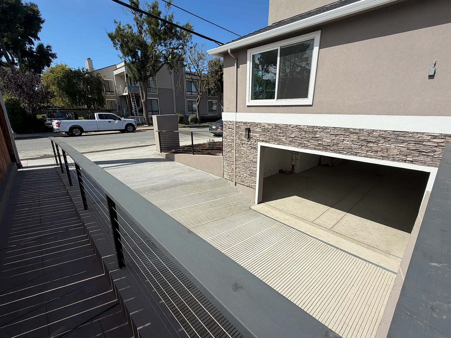 1 bed, 1.5 bath, 912 sqft, $3,700 — Photo 2