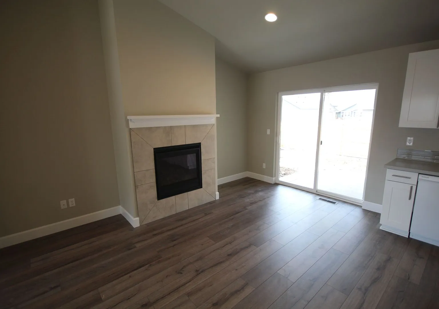Redmond, 3 Bdrm, 2 Bath House, All Appliances, Gas Fireplace, Double Garage — Photo 3