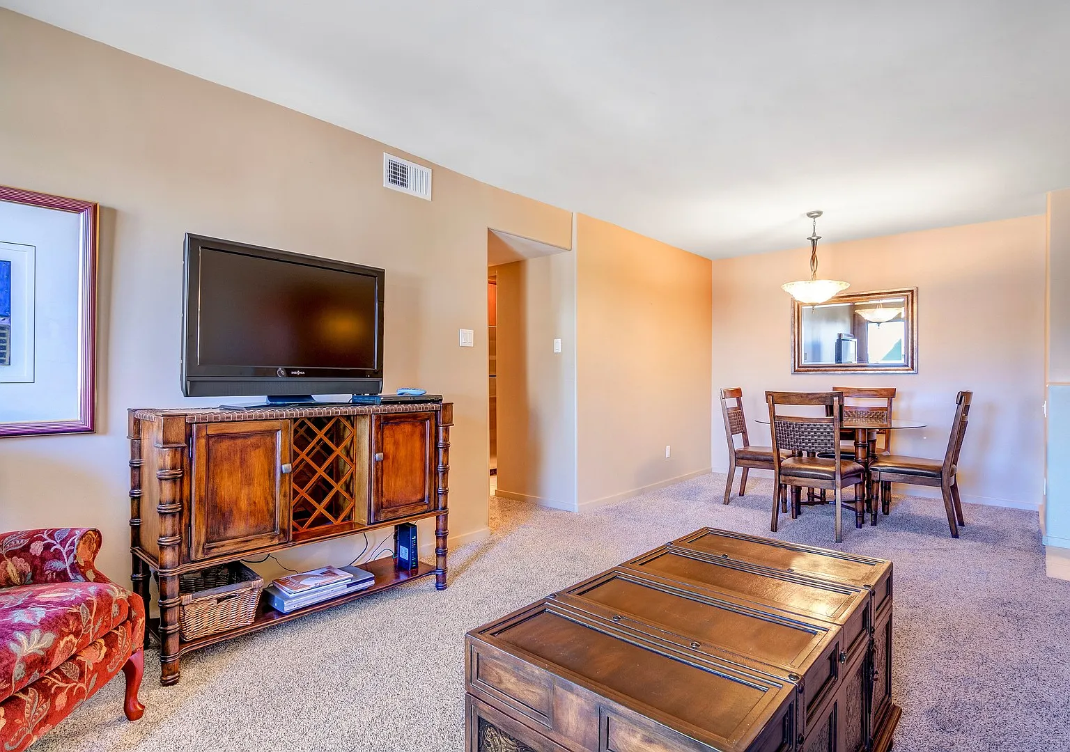 Beautifully Furnished One Bedroom Condo near Hospital Available Now! — Photo 1