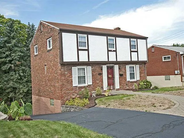 495 Grace St photo 1