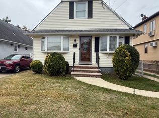 573 Lakeville Rd, New Hyde Park, NY 11040