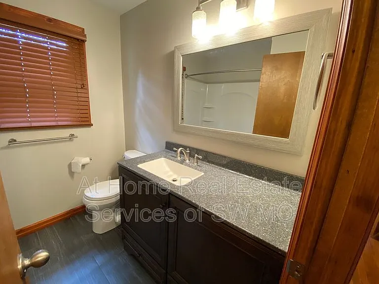 1526 S Kentwood Ave — Photo 11