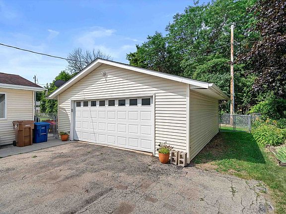 3rd image of 1008 Meadowview Dr