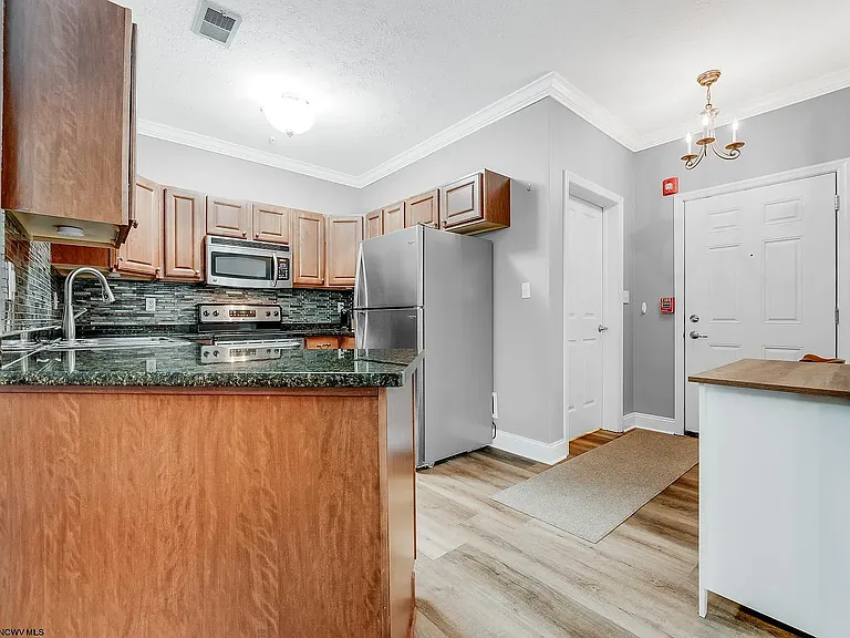 2511 Suncrest Vlg — Photo 13