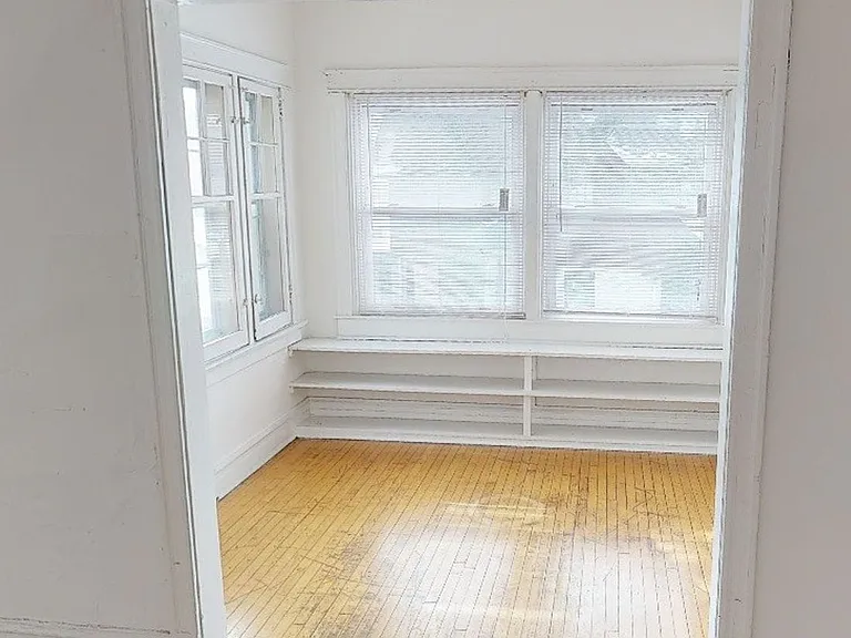 1902 E Linnwood Ave — Photo 2