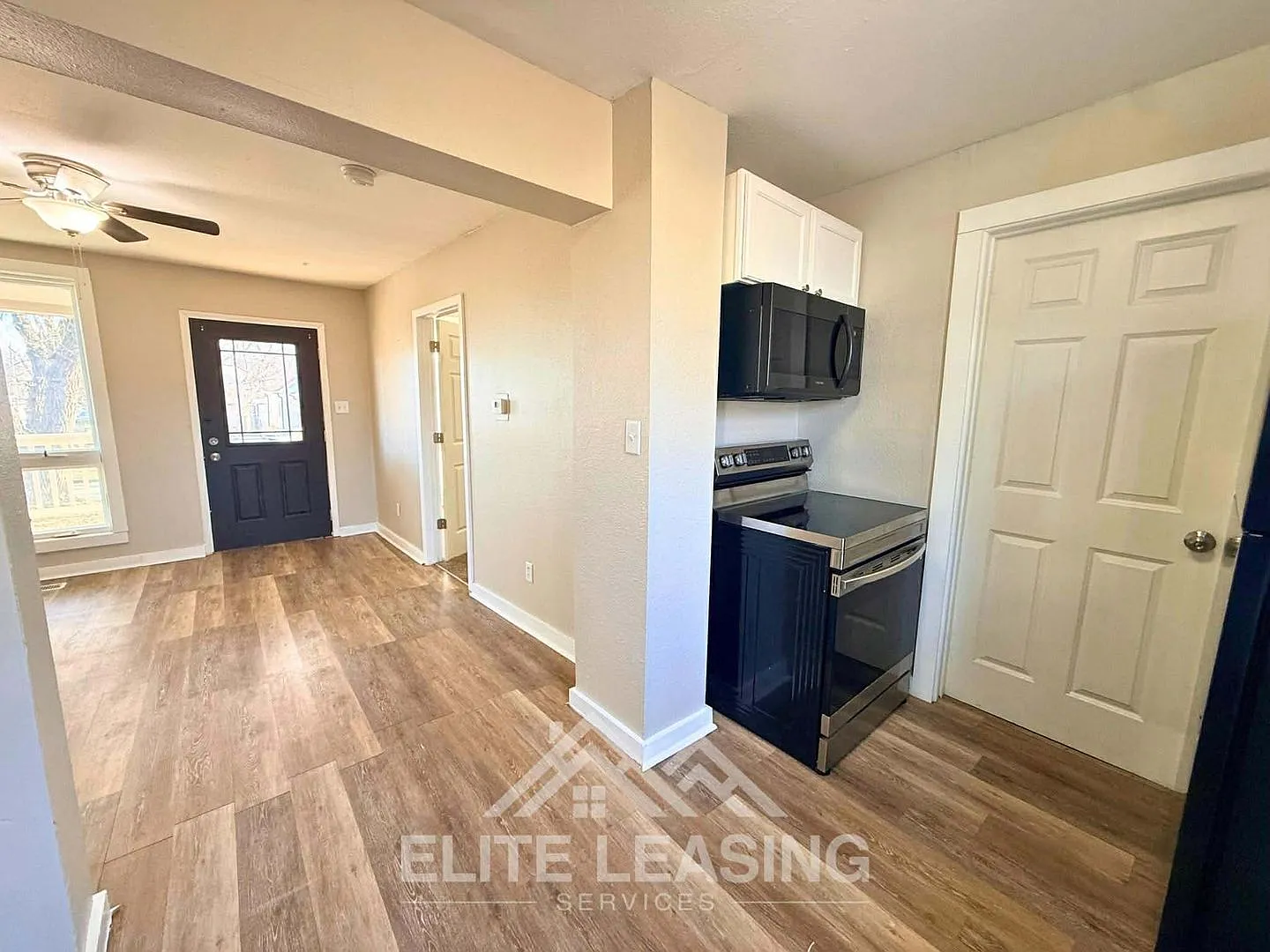 Charming 3 Bedroom Home close to Hospitals! Available Now! — Photo 3