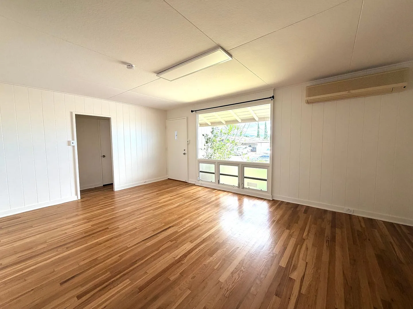 Newly Refreshed 3 Bedroom, 1.5 bathroom with Carport (Pearl City) — Photo 3