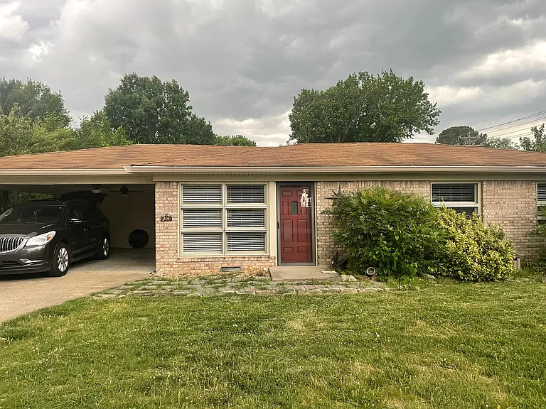 214 W Meadow Dr — Photo 1