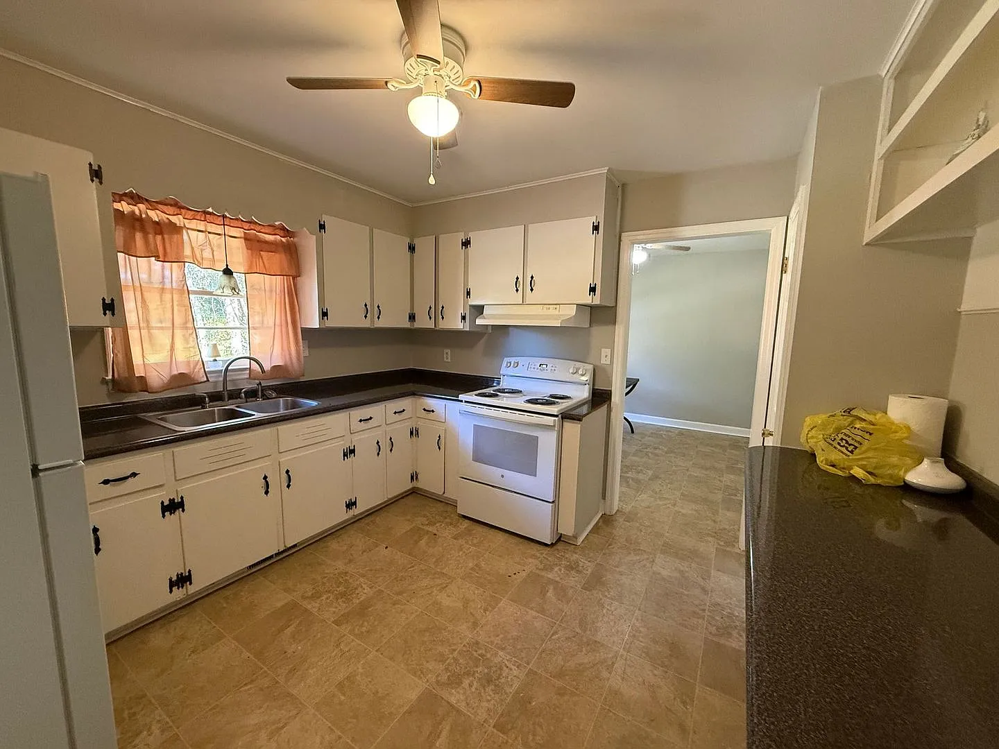 3 bedroom, 2 bath House — Photo 2