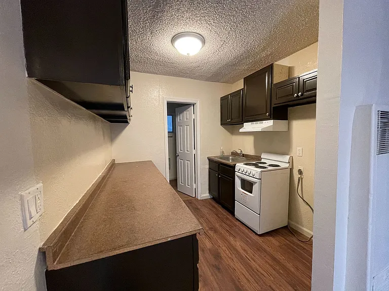 Hollywood & Highland Walkable Apartment Community — Photo 8