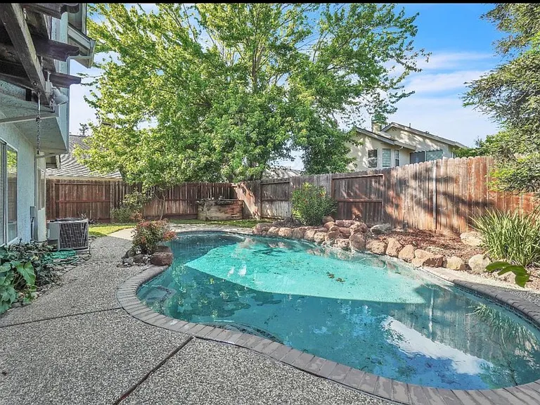 719 Raven Dr — Photo 12