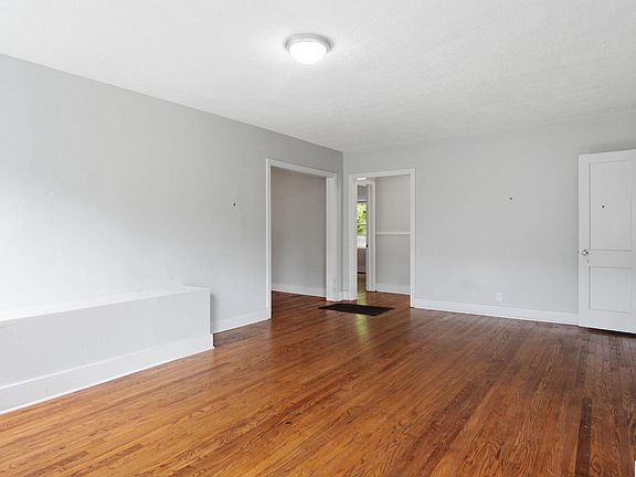 4th image of 1331 43rd St