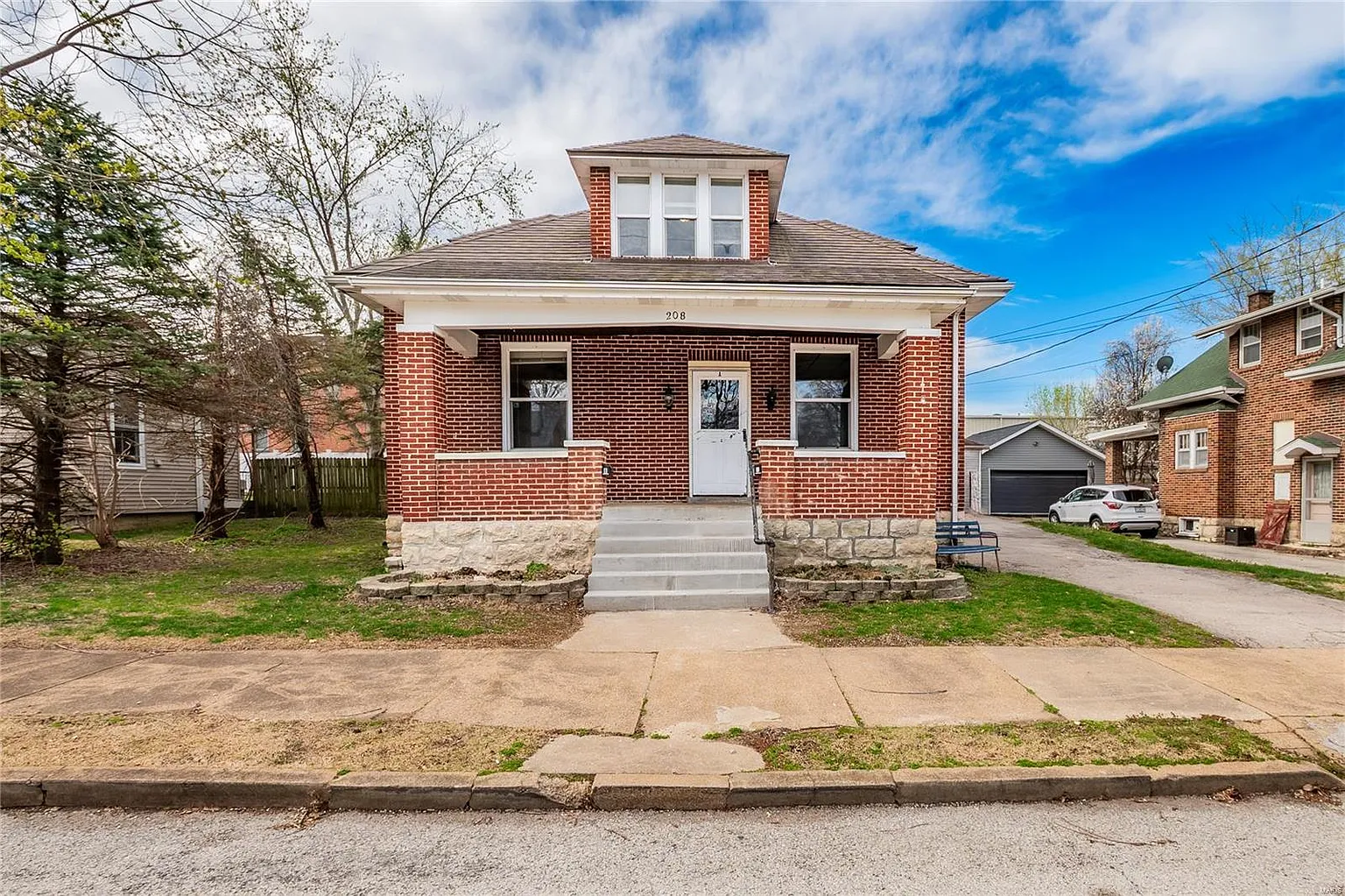 208 E 4th St photo 1