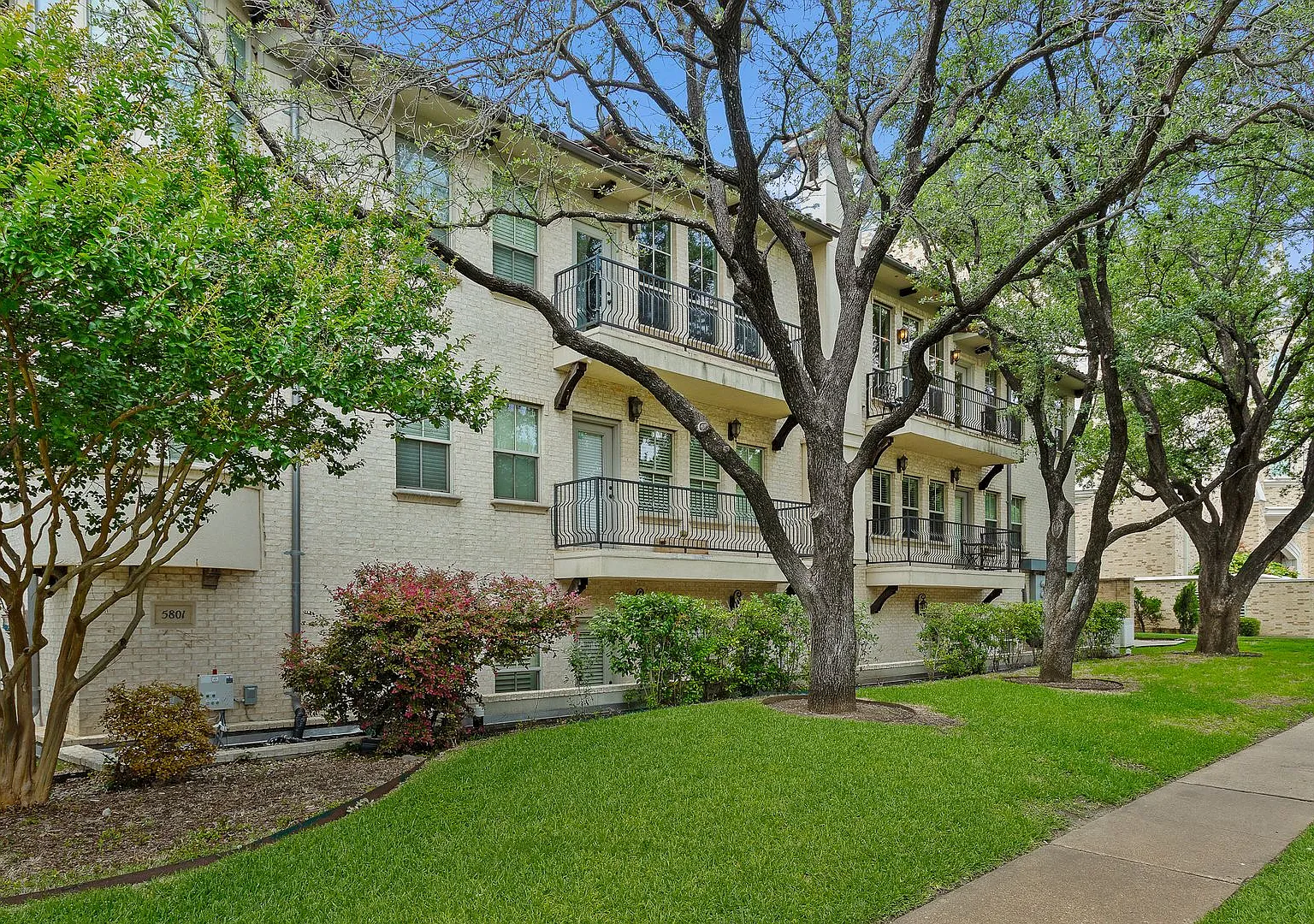 Second Floor Highland Park Luxury Condo — Photo 1