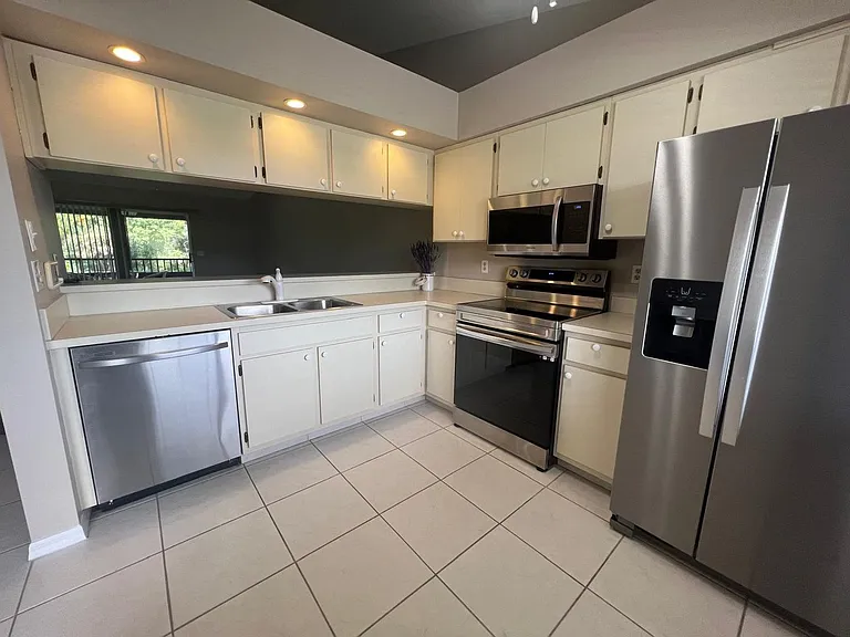 13076 Cross Creek Ct #408 — Photo 19